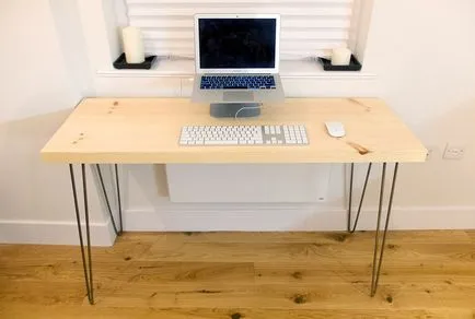 Desk kezével