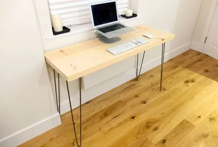 Desk kezével