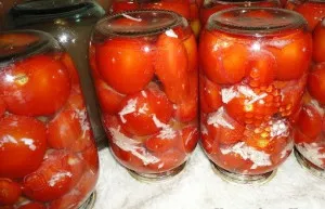 Tomate și usturoi în timpul iernii - rețete delicioase umplutura film