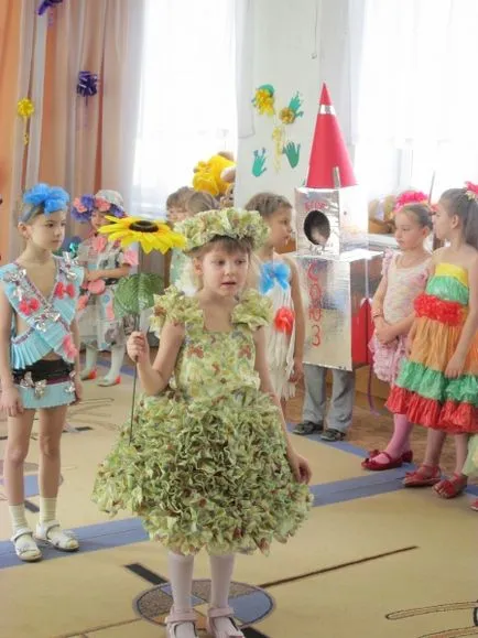 Az ünnepi felvonulás „Színház Fashion” hulladék anyagból (gyermekeknek óvodáskortól)