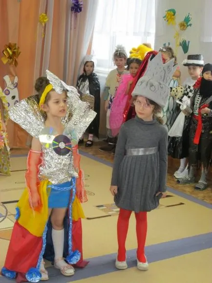 Az ünnepi felvonulás „Színház Fashion” hulladék anyagból (gyermekeknek óvodáskortól)