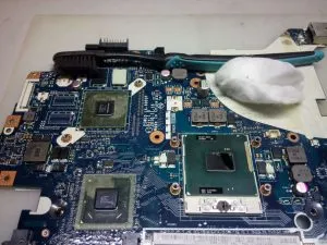 Reparare laptop packard Bell EASYNOTE ts11 - curățarea prafului, înlocuind pasta termică, repararea corpului și