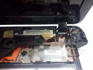 Reparare laptop packard Bell EASYNOTE ts11 - curățarea prafului, înlocuind pasta termică, repararea corpului și