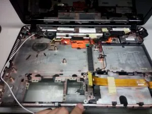 Reparare laptop packard Bell EASYNOTE ts11 - curățarea prafului, înlocuind pasta termică, repararea corpului și