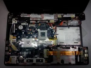 Reparare laptop packard Bell EASYNOTE ts11 - curățarea prafului, înlocuind pasta termică, repararea corpului și