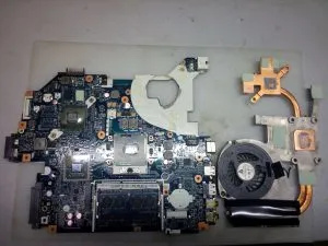 Reparare laptop packard Bell EASYNOTE ts11 - curățarea prafului, înlocuind pasta termică, repararea corpului și