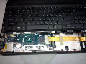 Reparare laptop packard Bell EASYNOTE ts11 - curățarea prafului, înlocuind pasta termică, repararea corpului și