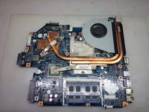 Reparare laptop packard Bell EASYNOTE ts11 - curățarea prafului, înlocuind pasta termică, repararea corpului și