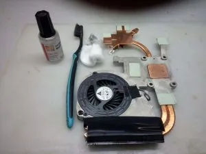 Reparare laptop packard Bell EASYNOTE ts11 - curățarea prafului, înlocuind pasta termică, repararea corpului și