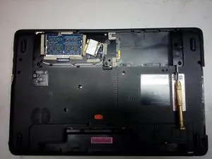 Reparare laptop packard Bell EASYNOTE ts11 - curățarea prafului, înlocuind pasta termică, repararea corpului și