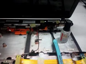 Reparare laptop packard Bell EASYNOTE ts11 - curățarea prafului, înlocuind pasta termică, repararea corpului și