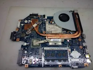 Reparare laptop packard Bell EASYNOTE ts11 - curățarea prafului, înlocuind pasta termică, repararea corpului și