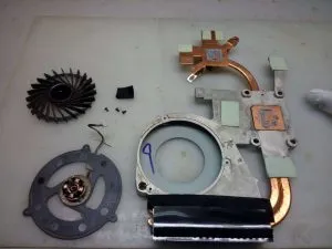 Reparare laptop packard Bell EASYNOTE ts11 - curățarea prafului, înlocuind pasta termică, repararea corpului și