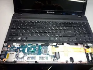 Reparare laptop packard Bell EASYNOTE ts11 - curățarea prafului, înlocuind pasta termică, repararea corpului și