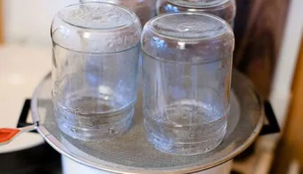Sterilizáló üvegek peremezés előtt munkadarabok