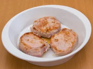 Свинско с домати, печена в сметана