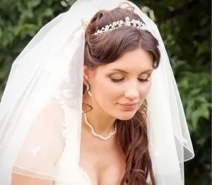 Menyasszonyi frizura a tiara és fátyol -, hogyan kell létrehozni