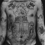 Затвор татуировки по тялото, от страна, по пръстите на ръцете