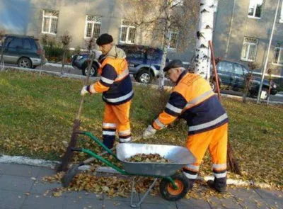 Curățarea teritoriului al unui bloc de apartamente, care trebuie să curețe, a cărui datorie este, normele și