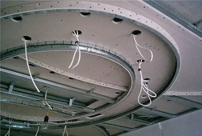 Вграден електрически крушки в класирането на тавана и детайлите на инсталацията