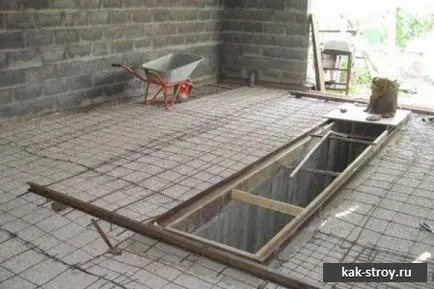 Podeaua de beton în garaj cu mâinile