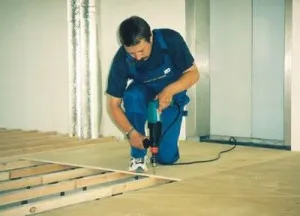 Какво е различното при ремонт на дървени дъски, твърда дървесина или бетонни подове в апартамента,
