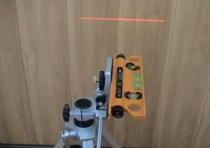 Asigurați-un nivel cu laser de casă și în siguranță, îl fixează pe un trepied sau post