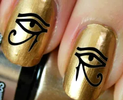 Nail design egyiptomi stílusban