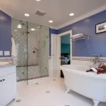 Az ajtó a fürdőszoba és lakberendezés, a választás a burkolatok és a színek a képen