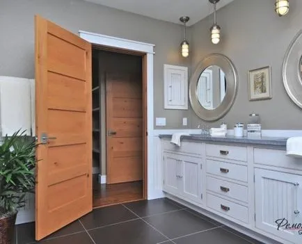 Az ajtó a fürdőszoba és lakberendezés, a választás a burkolatok és a színek a képen