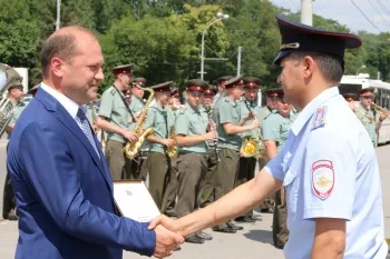 Обща Agarkov проведе тренировка парад полицейски отряди, обезпечаване на обществения ред