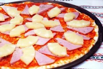 Hawaiian pizza - sunca, ananas, brânză și roșii