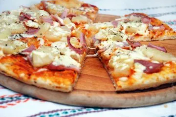 Hawaiian pizza - sunca, ananas, brânză și roșii