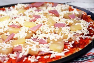 Hawaii pizza - sonka, ananász, sajt és paradicsom