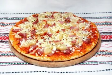 Hawaiian pizza - sunca, ananas, brânză și roșii