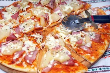 Hawaiian pizza - sunca, ananas, brânză și roșii