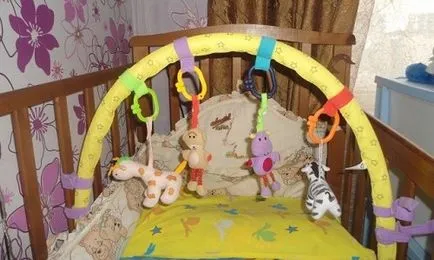 Jucăriile pe un pat de copii zornăie pentru nou-născuți (foto)