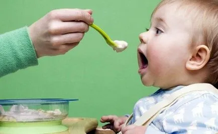 Hogyan takarmány egy gyermek egy vagy két tábla élelmiszer