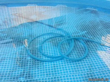Hogyan tisztítsa meg a medence aljára