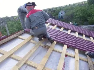 Hogyan erősíthető a fém tetőfedő csavarok a léc