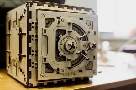 Ca un ugears de pornire creează din lemn, puzzle-3d mecanisme