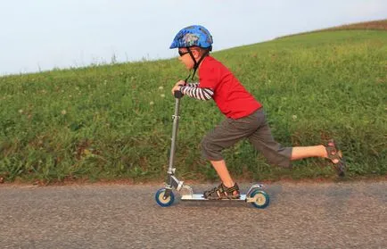 Hogyan válasszuk ki és hol vesz egy kerekesszék és egy robogó a gyermek