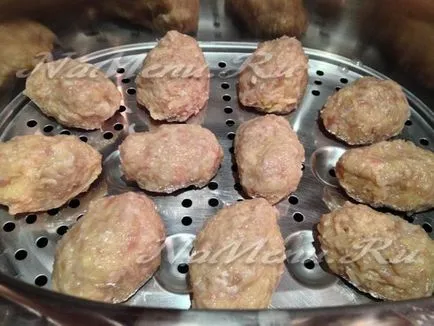 Кюфтета от свинско месо и картофи в един параход
