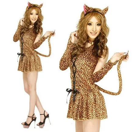 costum de leopard de Halloween cu mâinile lor