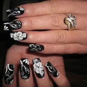 „zebră“ desene alb-negru elegant de manichiură de pe unghii - o fotografie și un exemplu de descriere