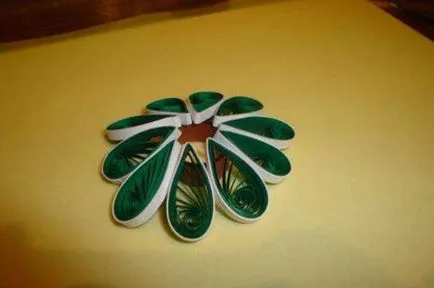 pom de Crăciun realizate din tehnica Quilling hârtie