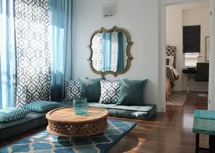 Tervezés türkiz nappali, függöny, tapéta és kinyitható türkiz árnyalat a belső