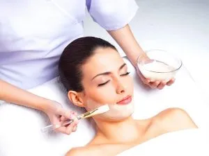 Exfoliantă facială și corporală în cabină profundă curățarea pielii într-un mediu sigur, spa zile