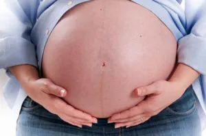Защо puchit стомаха по време на бременност