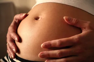 Miért puchit gyomor terhesség alatt